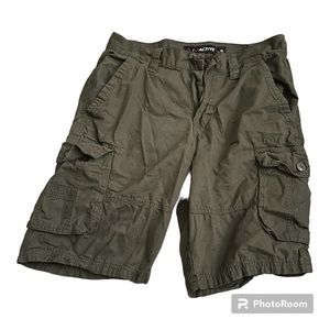Explore comfort and style with these green cargo active shorts, men's size 30.